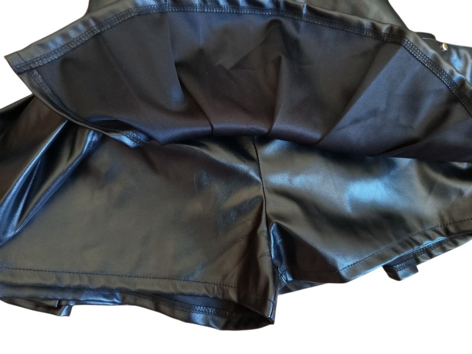 Чорна шкіряна міні-юбка  з шортами, розмір М