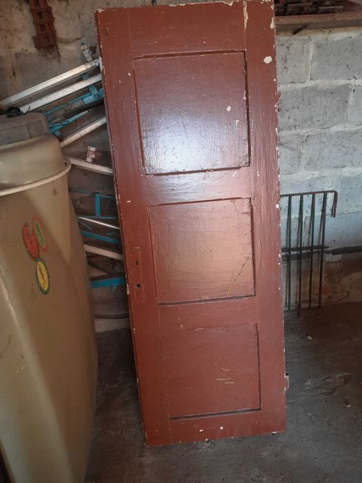 Stare drewniane drzwi emaliowane skansen