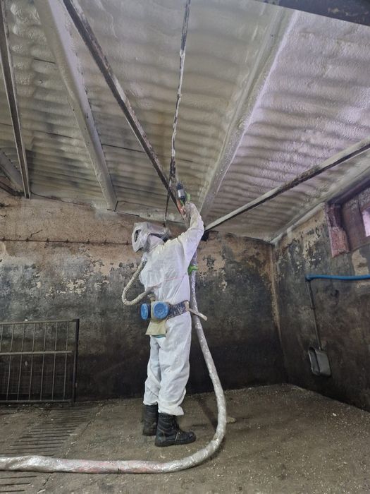 Izolacja Ocieplenie natryskowe pianką PUR kurnik chlewnia  przechowaln