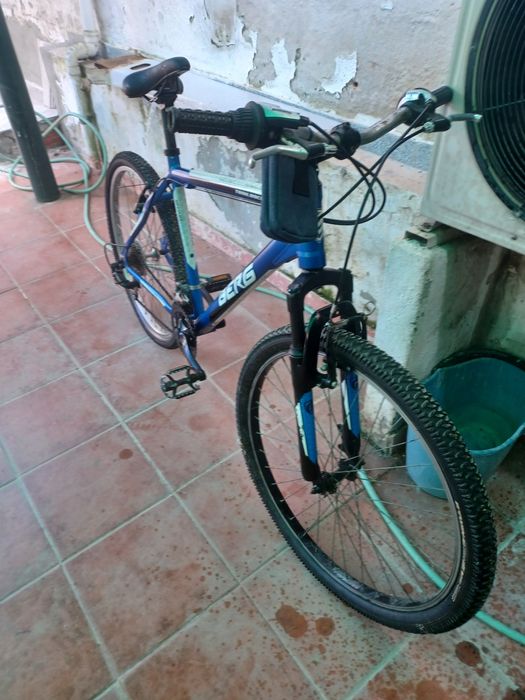 Biblioteca praticamente nova em muito bom estado vendo porque nãolhe dou uso Boa