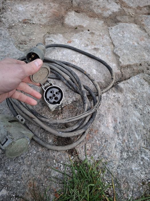 Przewod na sile z wtyczkami