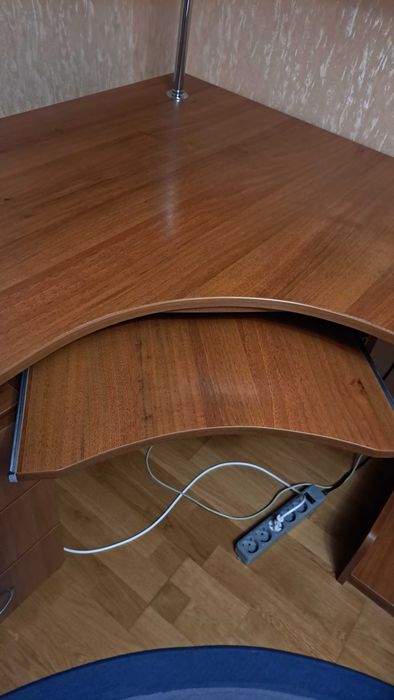 Стіл комп`ютерний і полиця