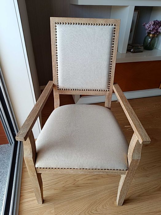 Cadeirões de madeira maciça e linho (El Corte Inglés)