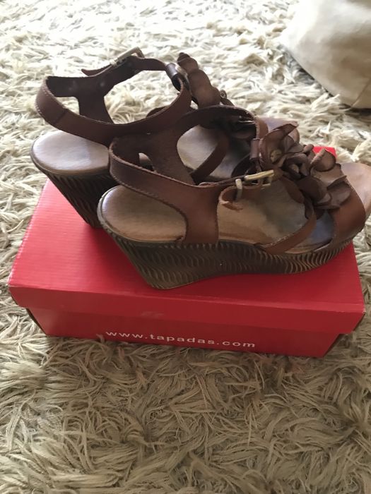 Sandálias camel marca Tapadas
