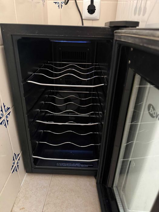 Cave de vinhos / Garrafeira climatizada