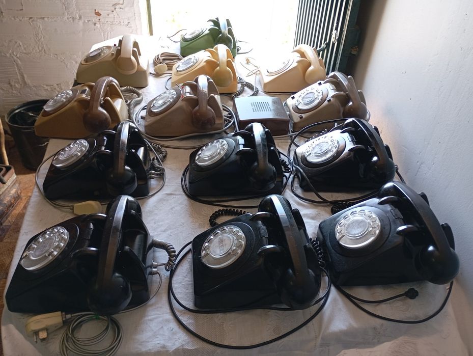 Telefones de disco verde,  cremes cinzentos e pretos