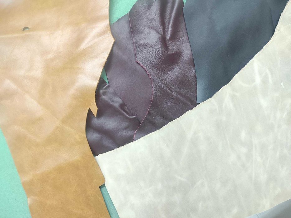 Vendo retalhos de pele / couro preto e outras cores