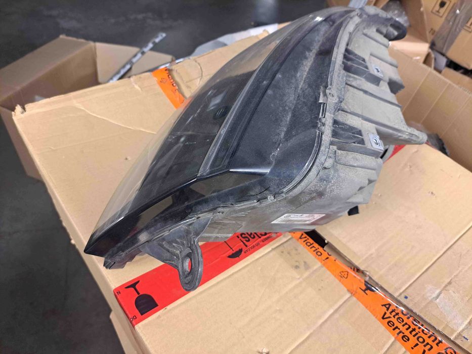 Lampy przód VW Transporter T6 H4, 7E1 lewa i prawa