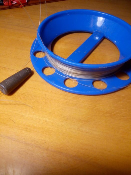 Котушки риболовні,волосінь 30 м,свинцевий груз.