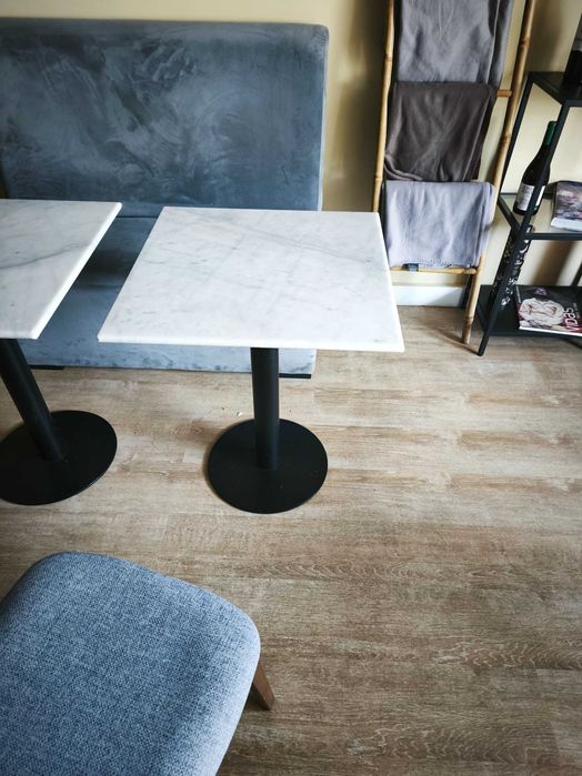 Mesas 60x60 em mármore e cadeiras