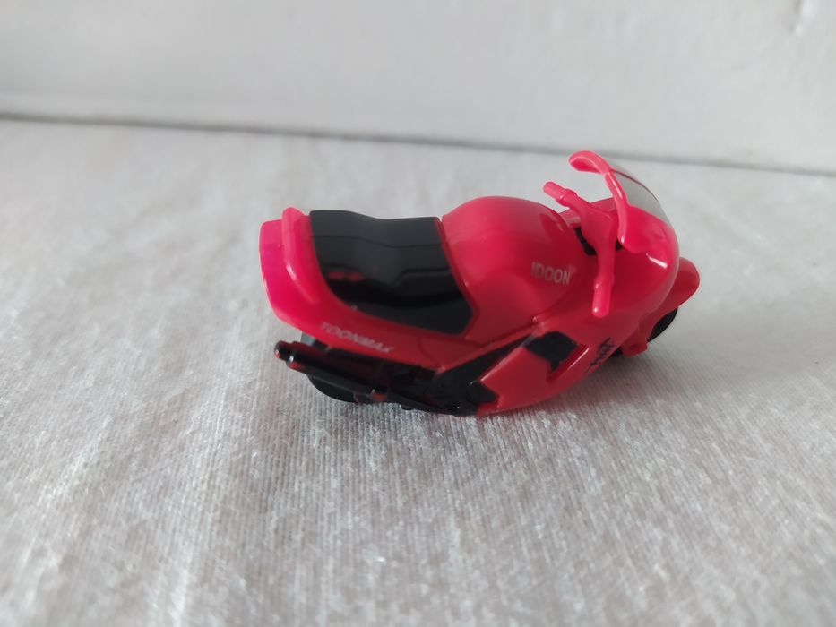 Miniature motorcycle. 5 cm. With string. Excellent condition.437557781940807681