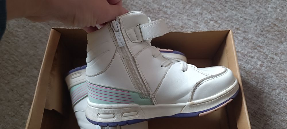 На дівчинку.  .   .