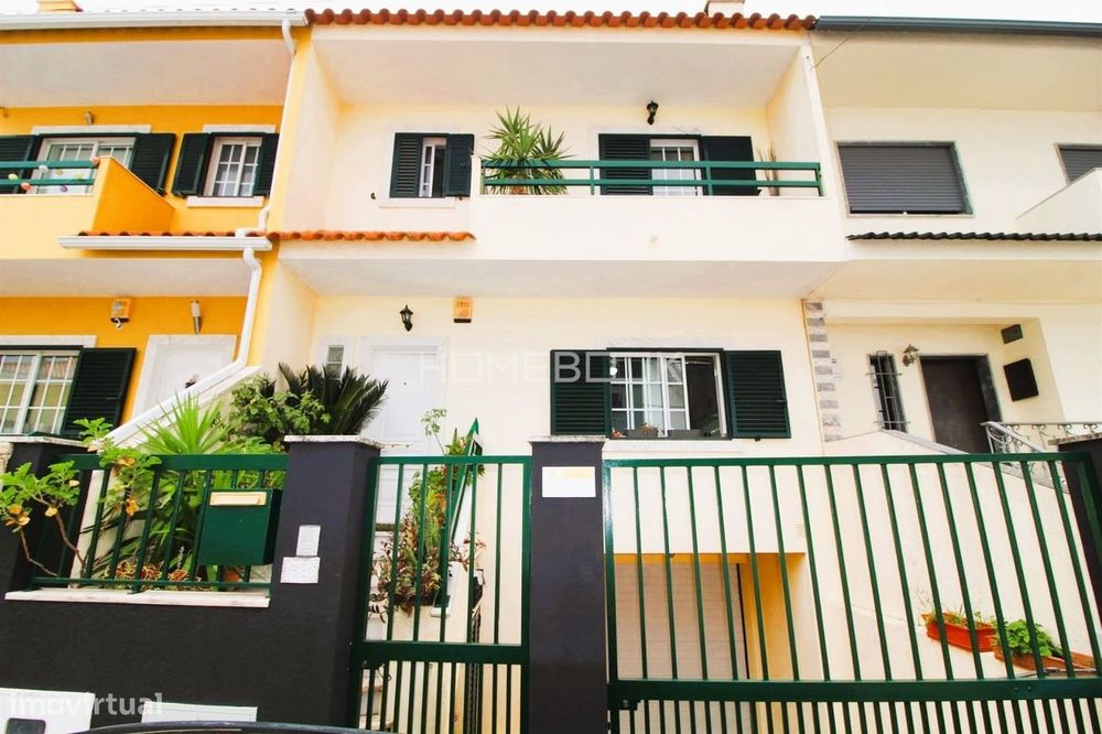 Moradia em banda T3+1, logradouro e garagem para 5 carros
