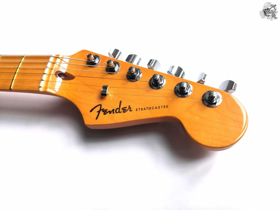 Fender® American Ultra Stratocaster® HSS '2023 Texas Tea w/case