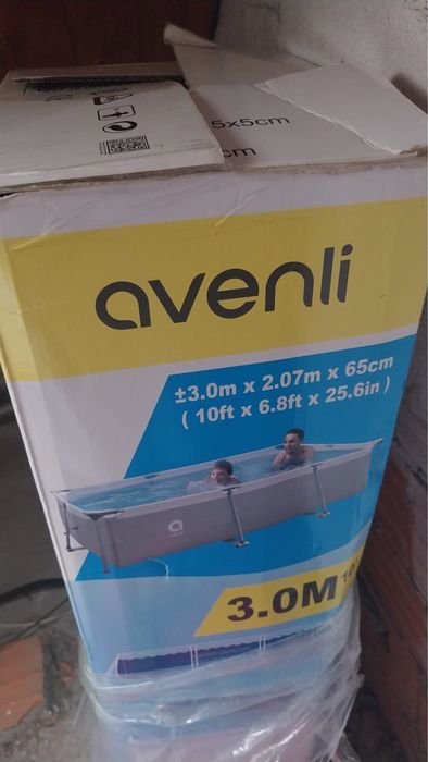 Vendo piscina ainda com a embalagem original , com cobertura e praticamente nova