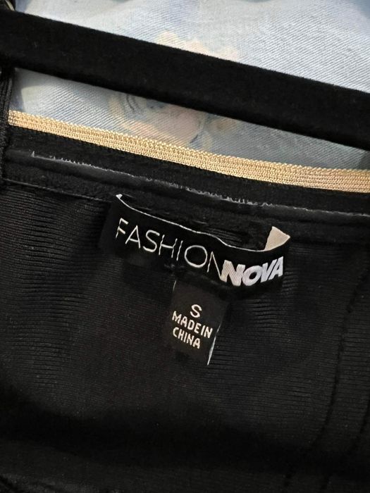 Fashion Nova koktajlowa czarna ze złotym tuba modelująca  r. S