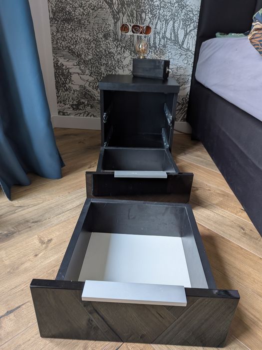 Dwie czarne szafki nocne do zawieszenia