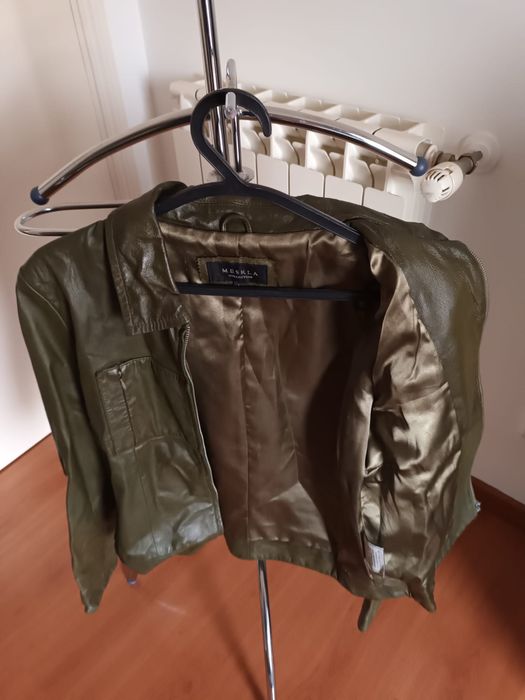 Casaco em pele cor verde seco