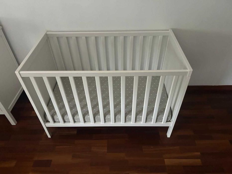 Quarto de bebé IKEA SUNDVIK — berço + colchão + trocador