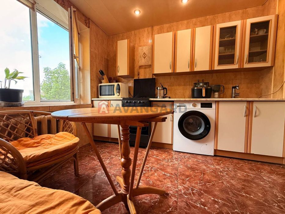 Продам 3 х.комнатную Тополь 3