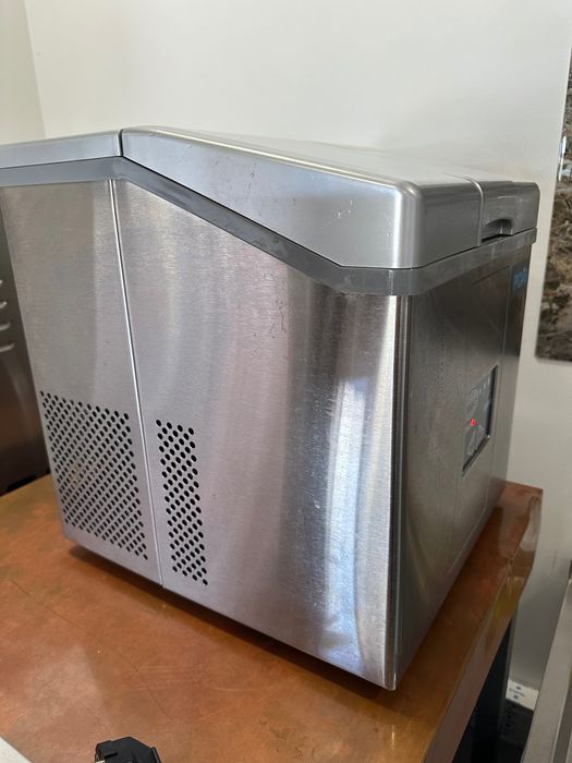 Máquina de Gelo Polar – Compacta, Económica e Profissional