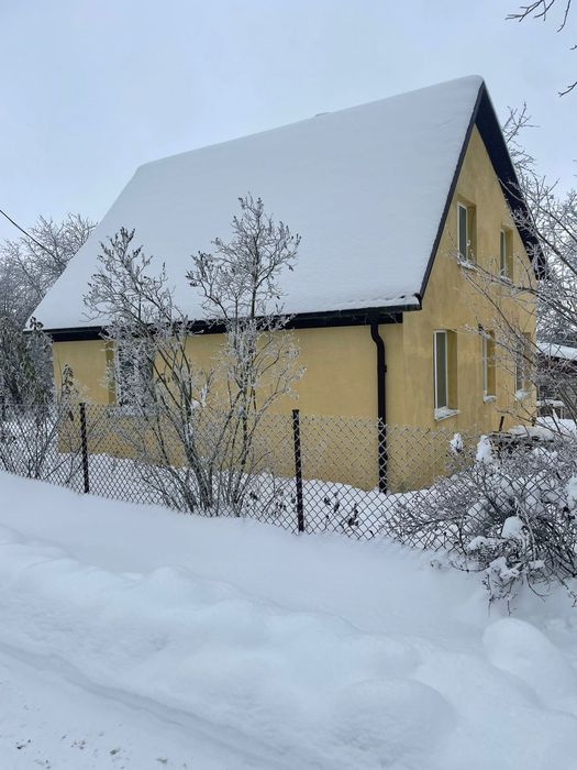 Будиночок коли лісу  та недалеко річка і св.джерело