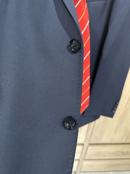 Granatowy garnitur komplet krawat Boss Gratis