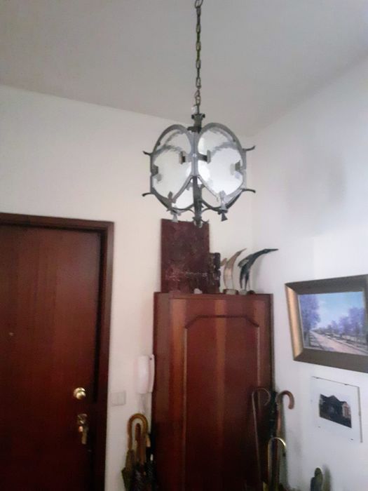 Uma lanterna de teto em ferro forjado e vidro
