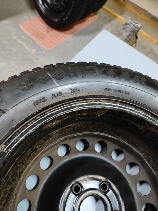 Koła R15, 5x112 z oponami zimowymi Goodyear 195x65 oraz z kołpakami VW