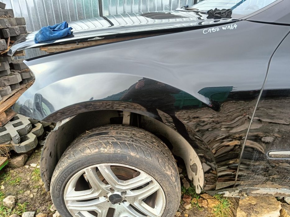 Błotnik lewy przód Mercedes ML W164 C197 Czarny stan bdb wysyłka