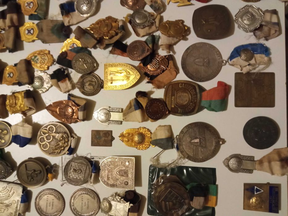 Cerca de 130 medalhas, pins e publicidade antiga