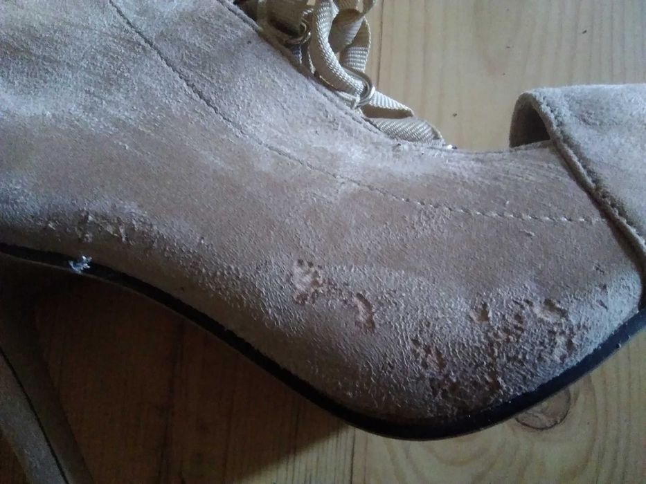 Botki wiązane w kolorze bezowym