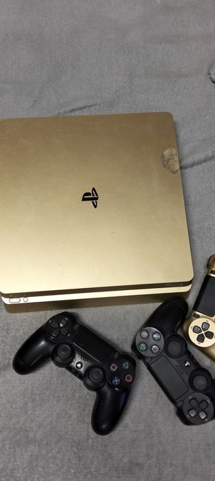 PS4 dourada com 3 comandos
