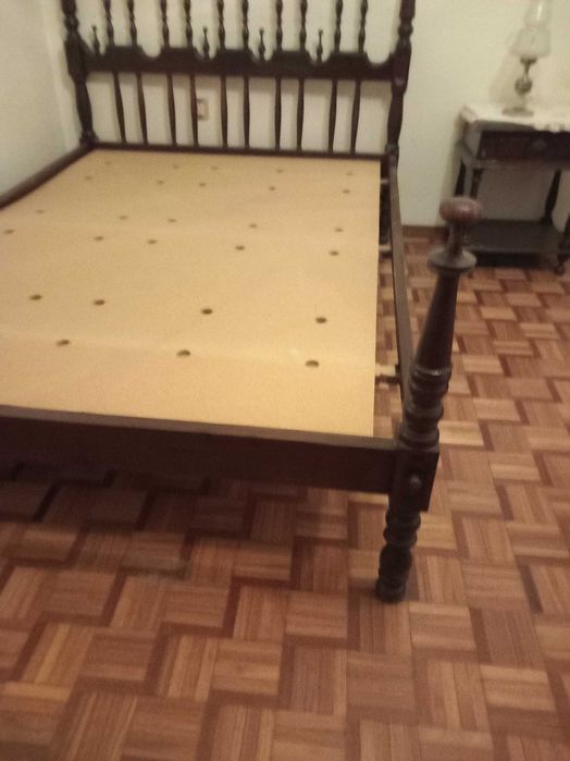 Cama de casal de castanho