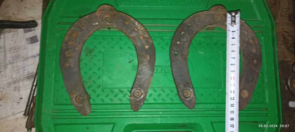 Продам пару підков з шипами