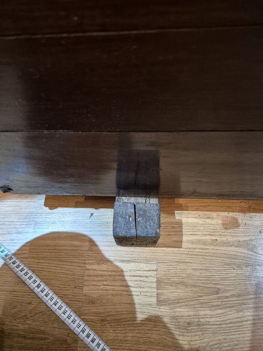 Arca antiga em madeira maciça com ferragens originais e pés amovíveis