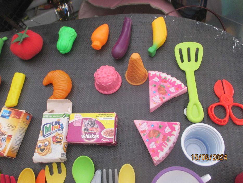 Brinquedos-40 peças plástico de prod.alimentares, talheres e loiça III