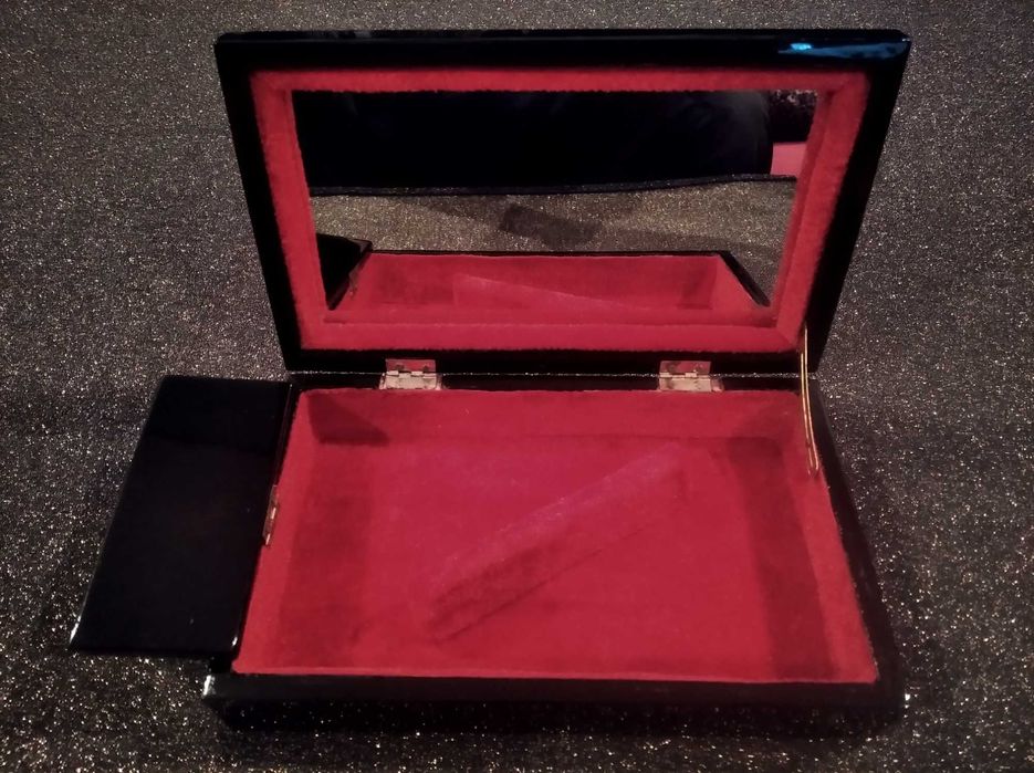 Caixa guarda-jóias lacada a preto e decorada com motivos asiáticos