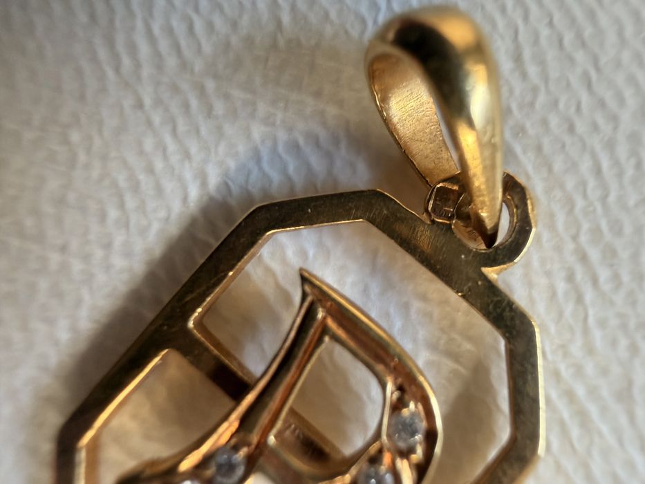 Meldalha em ouro com inicial para fio 19,2k