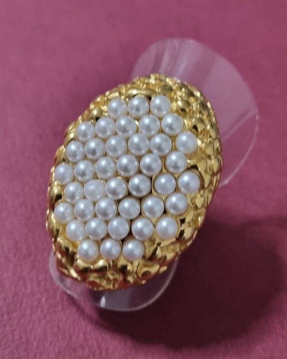 Anel dourado, em aço, com várias micropérolas por cima. T17/18