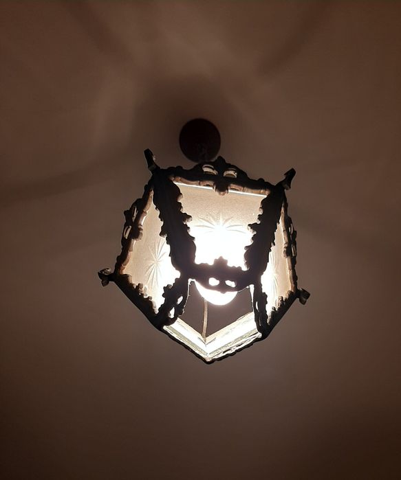 Credência,moldura de espelho e candeeiro em bronze