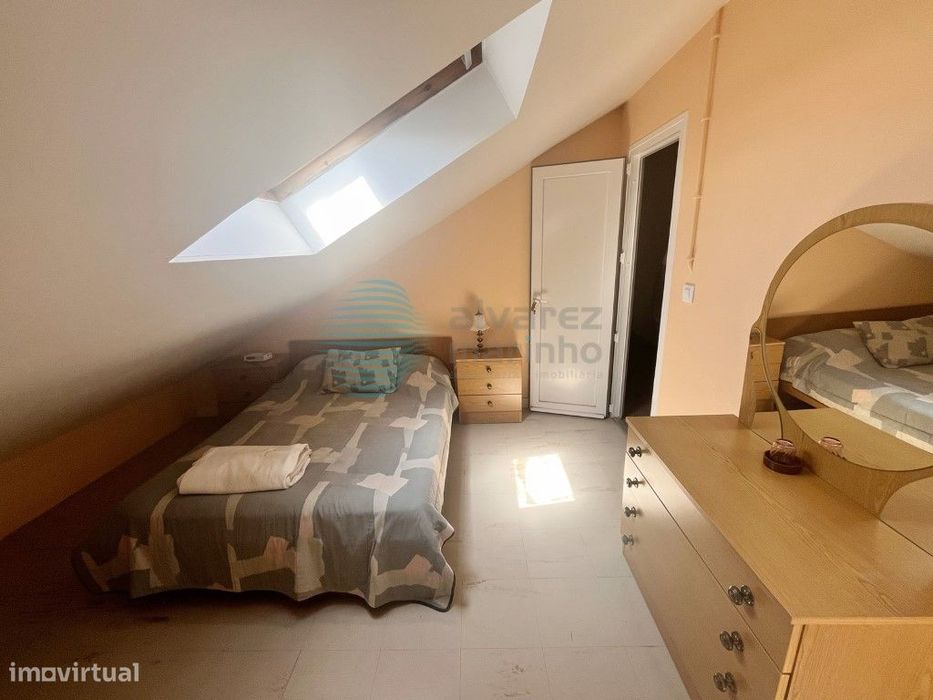 Apartamento T2 com Vista Mar, Garagem e Totalmente Remodelado