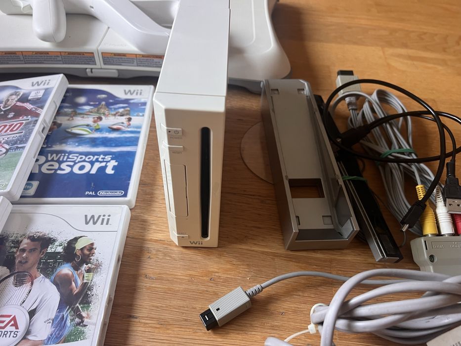 Nintendo Wii Completa + Balance Board + 3 Comandos + 11 Jogos + Acessórios