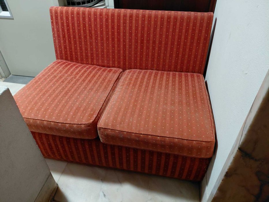 Sofá de dois lugares confortáveis