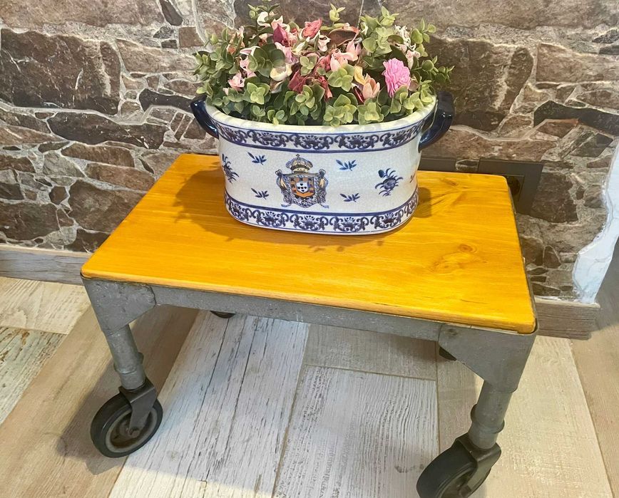 Mesa apoio retro-industrial com rodas metálicas