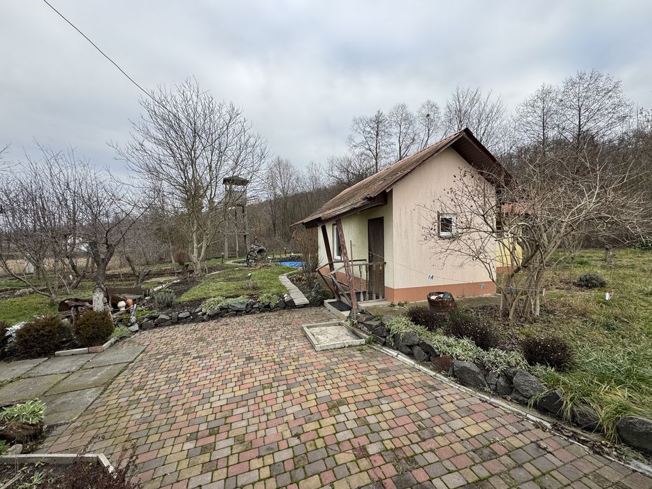 Продаж двоповерхового будинку з банею та ставком