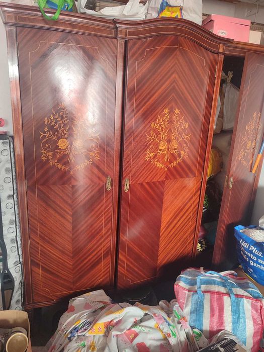 Armário antigo em madeira maciça – 3 portas – estilo clássico