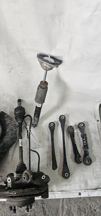 Важель, ричаг  ,цапфа  , піввісь  bmw f30