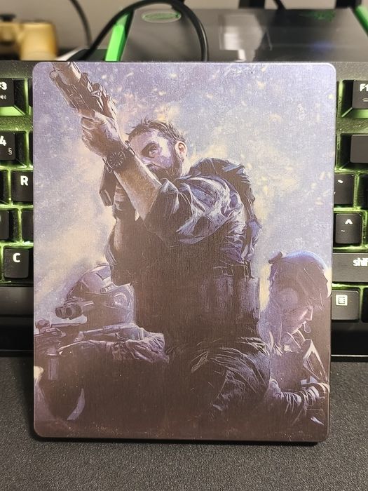 COD MW Steelbook + Captain Price (figura)