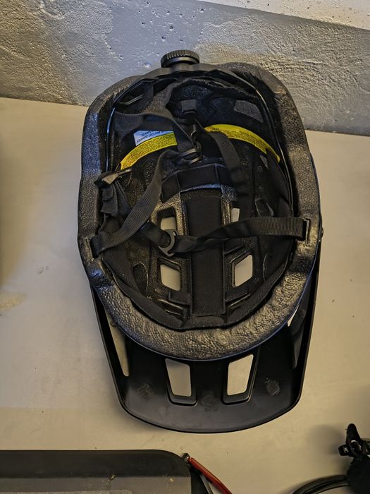 Capacete de bicicleta novo com led.